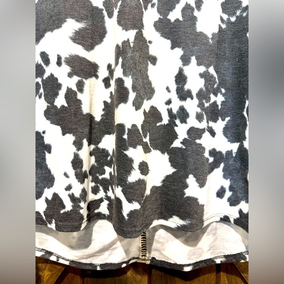 EUC Avery Faded Cow Print Crochet Back Accent V-Neck Top - Picture 11 of 12